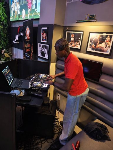 Dj Vin aux platines (Résident des lieux)
