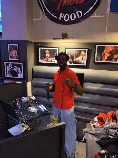Dj Vin aux platines (Résident des lieux)